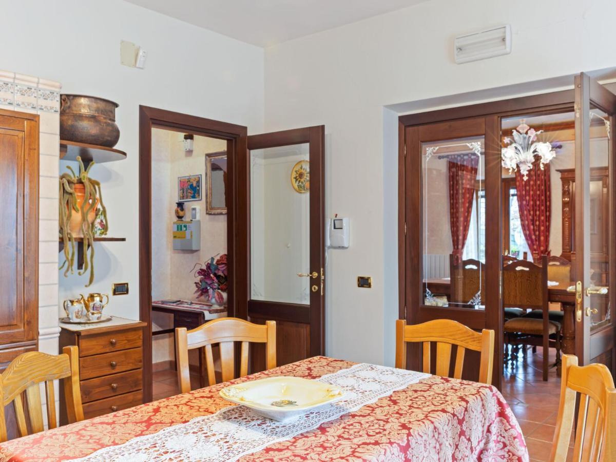 Belvilla By Oyo Villa In Tagliacozzo Bagian luar foto