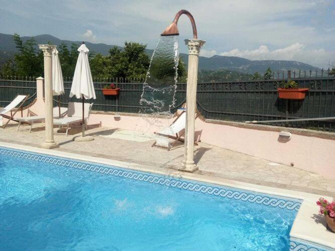 Belvilla By Oyo Villa In Tagliacozzo Bagian luar foto